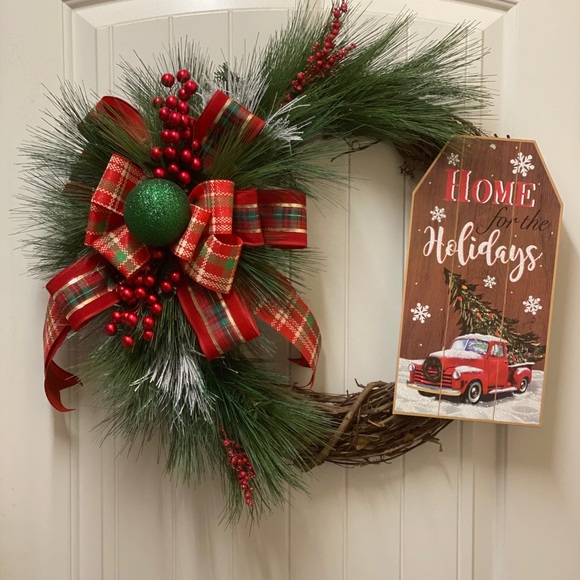 18’ Red, Green & White Christmas Wreath - Picture 2 of 5